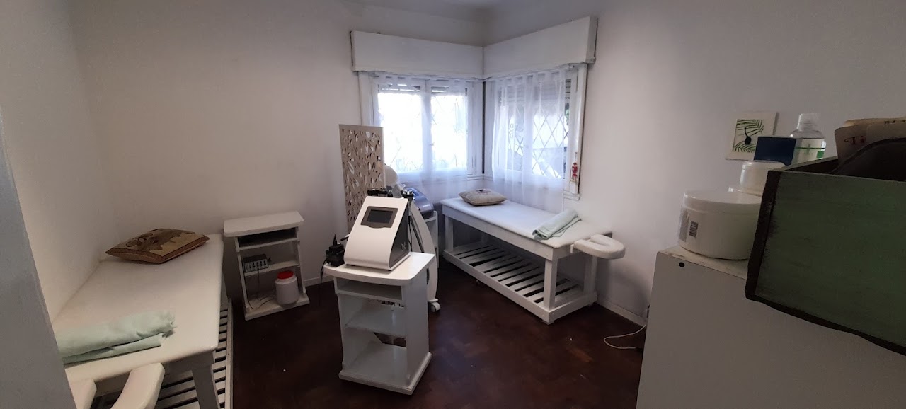 Sala de tratamientos con camillas en Shatto